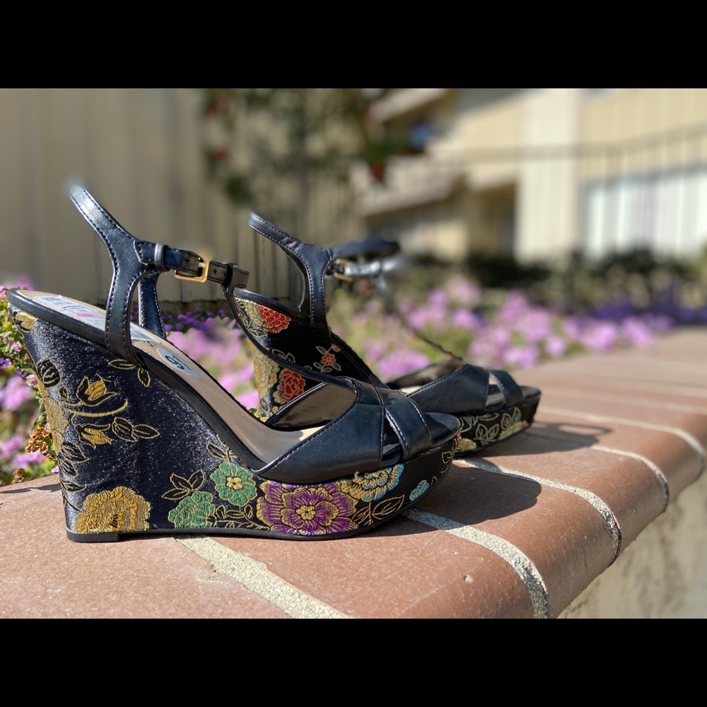 Guess shoes platform Chinese design size 9.5 USA